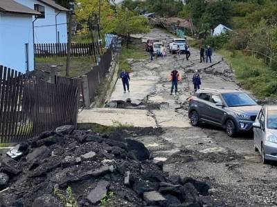 Видеокадры апокалипсиса в Сочи: оползень разрушил дома и уничтожил трассу