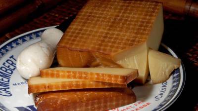 Диетолог Гинзбург рассказал о вреде регулярного употребления копчёных сыров