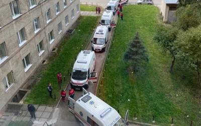 В больнице во Львове скорые с COVID-больными стоят в очереди