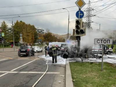 Два автомобиля загорелись после ДТП в Москве: трое пострадали
