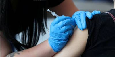 В Минздраве рассказали, кому противопоказана вакцинация от COVID-19