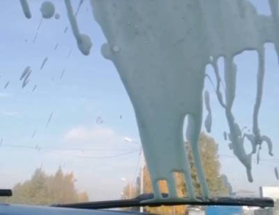 Хулиганы пытались кефиром сломать камеру, замеряющую скорость на дорогах в Буграх – видео
