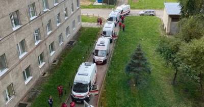"Наши реалии": во Львове возле больницы образовалась очередь из машин скорой помощи (фото)