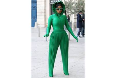 Нелепый костюм Карди Би на Неделе моды в Париже стал мемом в соцсетях