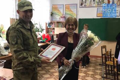 В Кизляре росгвардейцы поздравили учителей с профессиональным праздником - mirmol.ru - округ Северо-Кавказский