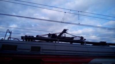 Поезд с зацепером на крыше остановили на станции Славянский бульвар