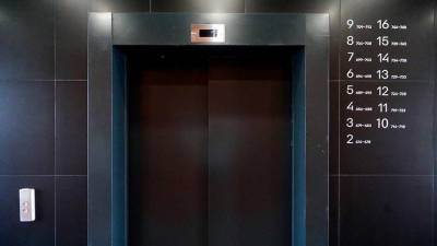 Эксперт напомнил о правилах безопасности в лифте