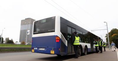 Контролеры Rīgas satiksme за месяц высадили из общественного транспорта 1011 пассажиров без масок