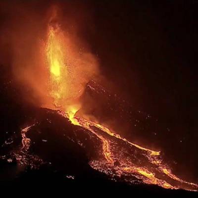 Вулкан на испанском острове Пальма начал выброс "горящих шаров"