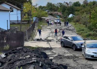 В Сочи оползень сдвинул 20 домов, разрушены дороги, введен режим ЧС