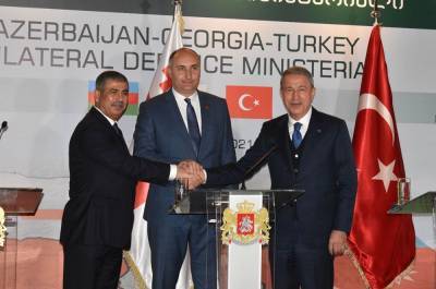 Министры обороны Азербайджана, Турции и Грузии провели пресс-конференцию (ФОТО)