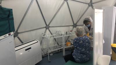 Возле "Приморской" из-за погоды закрыли шатёр для вакцинации от коронавируса
