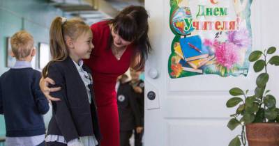 Дарит знания, стоит горой: в России отмечают День учителя