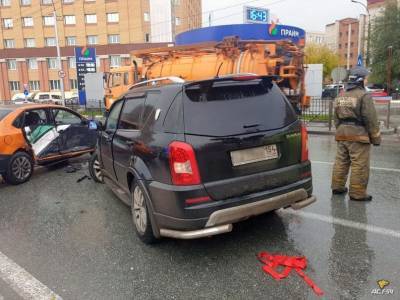 В Железнодорожном районе Новосибирска пьяный водитель седан Volkswagen Polo спровоцировал аварию
