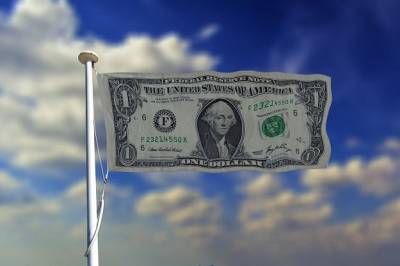 Доллар приближается к годовому максимуму