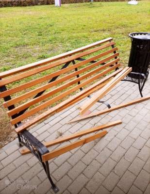 Вандалы отломали сидения скамеек в Автозаводском районе