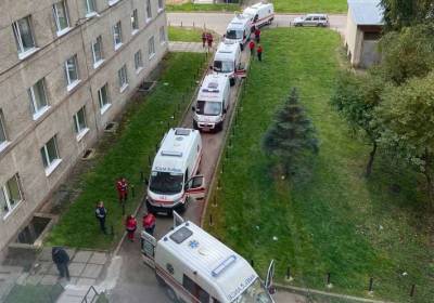 Возле львовских больниц выстроились очереди «скорых» с больными СOVID-19