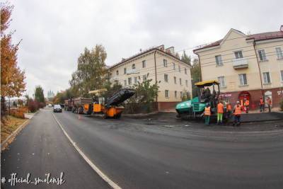 На Большой Краснофлотской улице в Смоленске заканчивают укладку асфальта