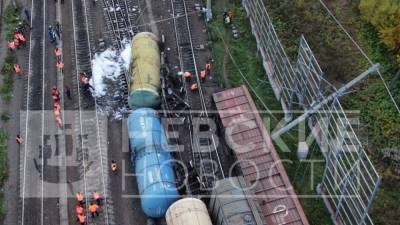 Пять грузовых вагонов сошли с рельсов на станции Октябрьской железной дороги в Гатчине
