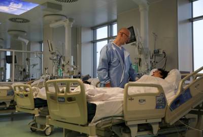 Стало известно, сколько привитых петербуржцев лежит в больнице