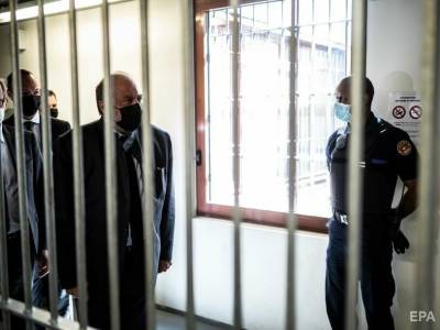 В одной из тюрем Франции заключенный сделал из вилки лезвие и захватил в заложники двух охранников