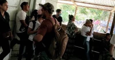 Противники вакцинации напали на медиков в Гватемале и угрожали сжечь