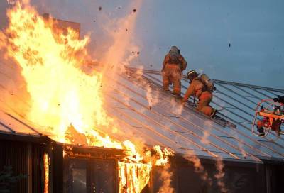 Жителя Тихвина эвакуировали пожарные из горящей квартиры