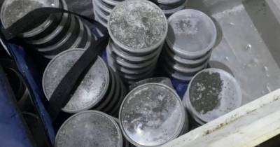 Сотни контейнеров с черной икрой нашли в тайнике под Хабаровском