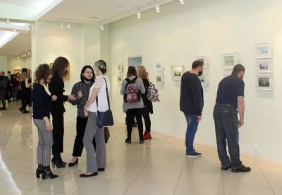 "В искусстве жизнь": в Заполярье открылась выставка живописи и графики воркутинских художников