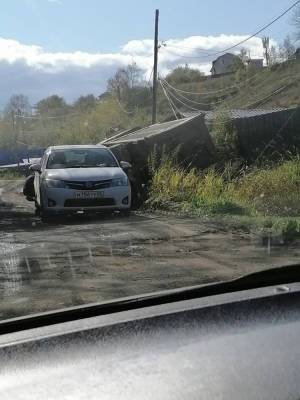 Грузовик вывалился с дороги в кювет в Корсакове