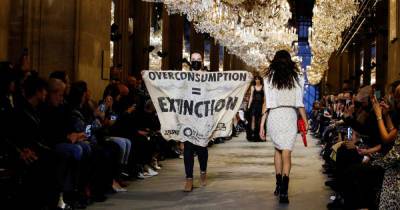 Протестующая против изменения климата сорвала показ Louis Vuitton