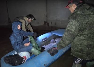 Прокуратура Омска проверяет видеозапись с катанием на лодке в тоннеле метро