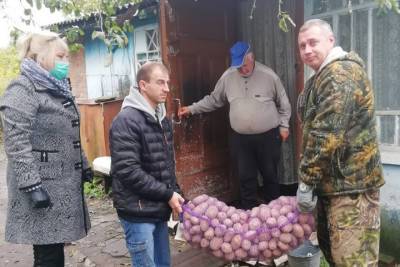 Под Брянском пенсионеры получили продуктовую помощь