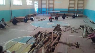 В Кашкадарье школьники занимаются физкультурой в зале с прогнившими полами