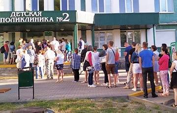 «Как смену на заводе отпахал»: житель Барановичей с температурой восемь часов просидел в очереди в поликлинику