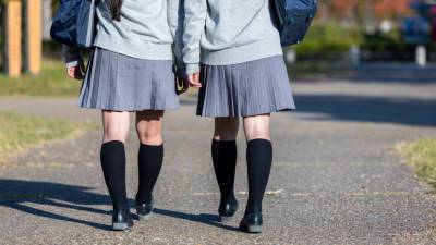 Всем школьникам во Франции разрешат носить юбки