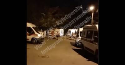 Под киевской Александровской больницей заметили очередь из "скорых" с COVID-пациентами