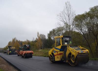 В Смоленской области ремонтируют дорогу, соединяющую два района