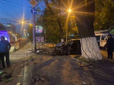 Рано утром в Ростове "Хендай" врезался в столб, водителя доставили в больницу
