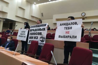 Саратовский коммунист неудачно пытался пикетировать сегодняшнее заседание городской думы