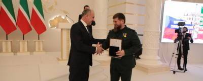 Рашид Темрезов вручил Рамзану Кадырову высшую госнаграду Карачаево-Черкесии