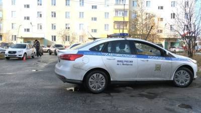 В Ноябрьске, во дворе жилого дома, водитель машины сбил женщину с коляской
