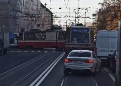 На севере Петербурга автомобиль не пропустил трамвай и спровоцировал транспортный коллапс