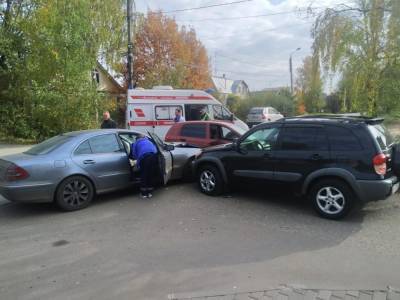 При столкновении трех авто в Твери получили травмы два водителя