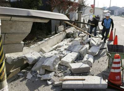 В двух префектурах Японии при землетрясении пострадали три человека