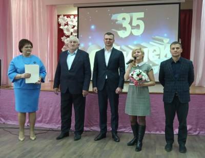 Депутаты Новосибирска поздравили с Днём учителя педагогов средней школы № 141