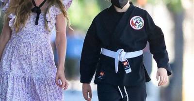 Черное кимоно и мамины черты: подросший сын Джоли и Питта замечен на улицах Лос-Анджелеса
