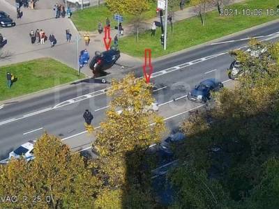 Автомобиль перевернулся после столкновения с мотоциклом в Москве