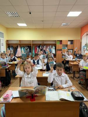 Астраханские железнодорожники поздравили учителей с профессиональным праздником