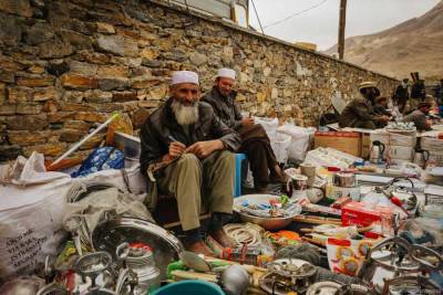 На грани экономического коллапса: жители Афганистана продают мебель, чтобы купить еду